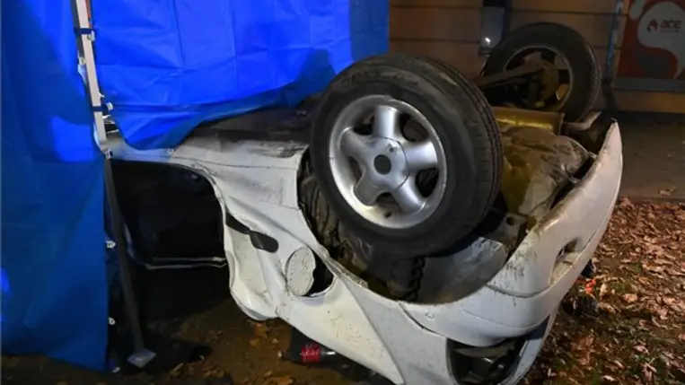 Helyszínelő sátor alatt egy fának ütközött személygépkocsi Vácon 2023. augusztus 25-ére virradó éjszaka. A járműben utazó 18 éves férfi és egy 16 éves lány kirepült az autóból és a helyszínen meghalt. MTI/Mihádák Zoltán