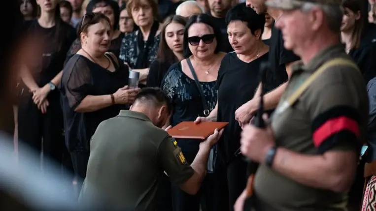 Ungváron elbúcsúztak a harcmezőn elesett 32 éves Makszim Plesától. Fotó: Ungvári Városi Tanács