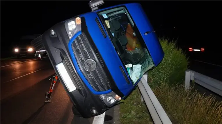 Oldalára fordult román rendszámú kisbusz 2023. augusztus 9-ére virradó éjjel, miután szalagkorlátnak ütközött az M5-ös autópálya Szeged felé vezető oldalán, Kiskunfélegyháza közelében. A balesetben egy ember meghalt. MTI/Donka Ferenc