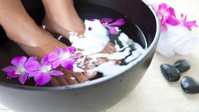  Nyári lábselymesítés: 5+1 bevált praktika száraz, repedezett talpra 