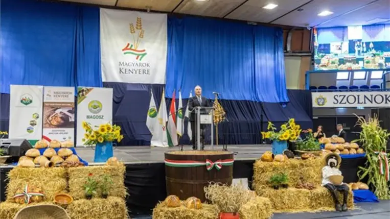 Nagy István agrárminiszter beszédet mond a Magyarok kenyere - 15 millió búzaszem program Kárpát-medencei búzaösszeöntés ünnepén Szolnokon, a Tiszaligeti Városi Sportcsarnokban 2023. augusztus 19-én. MTI/Rosta Tibor