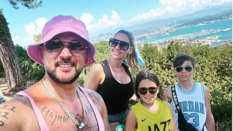 Majka családi fotóját szétszedik a kommentelők: ezért nevet rajta mindenki