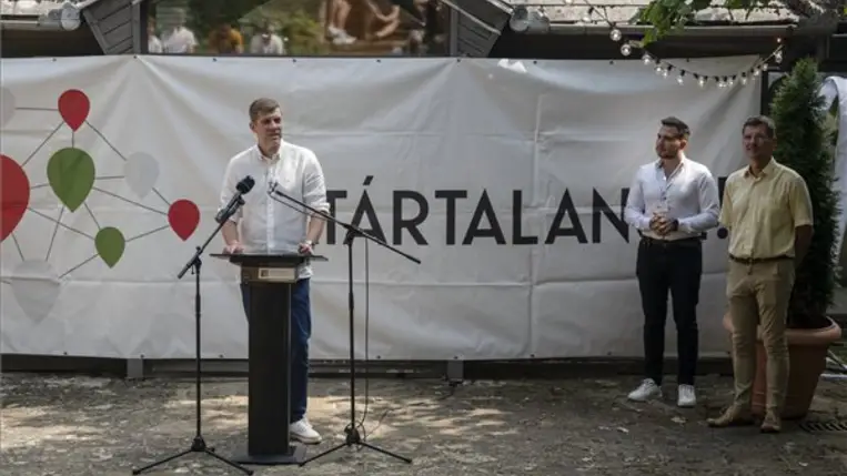 Szilágyi Péter, a Miniszterelnökség nemzetpolitikáért felelős helyettes államtitkára beszédet mond az anyaországi és külhoni fiatalok részvételével rendezett III. Honfoglaló tábor megnyitóján Noszvajon 2023. augusztus 23-án. Mellette Garai Bendegúz, a Határtalanul program műsorvezetője (j2) és Szabó Péter polgármester (j). MTI/Komka Péter