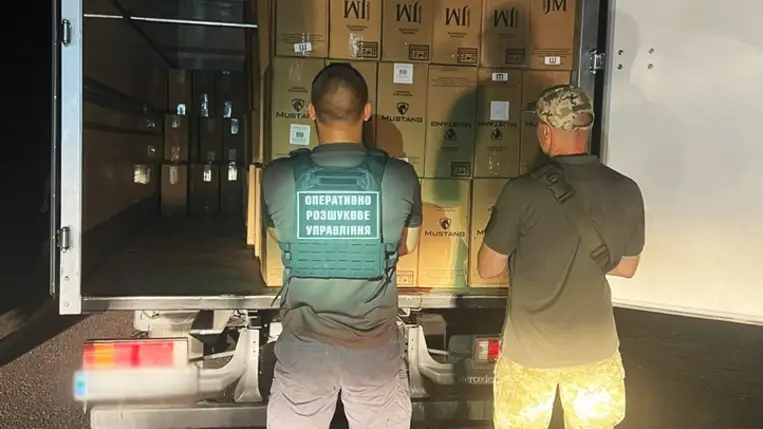 Kárpátalján egy teherautóban 294 láda cigarettát találtak. Fotó: Ukrán Állami Határszolgálat