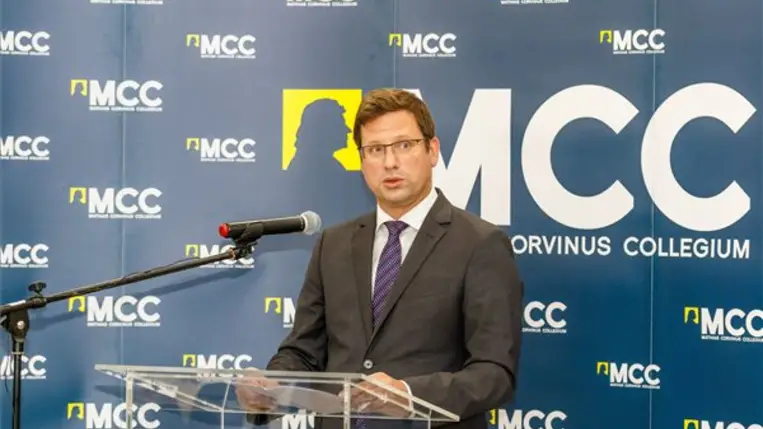 Gulyás Gergely Miniszterelnökséget vezető miniszter beszédet mond a Mathias Corvinus Collegium (MCC) épületének ünnepélyes átadását követő tanévnyitó ünnepségén Beregszászon 2023. szeptember 24-én. MTI/Nemes János
