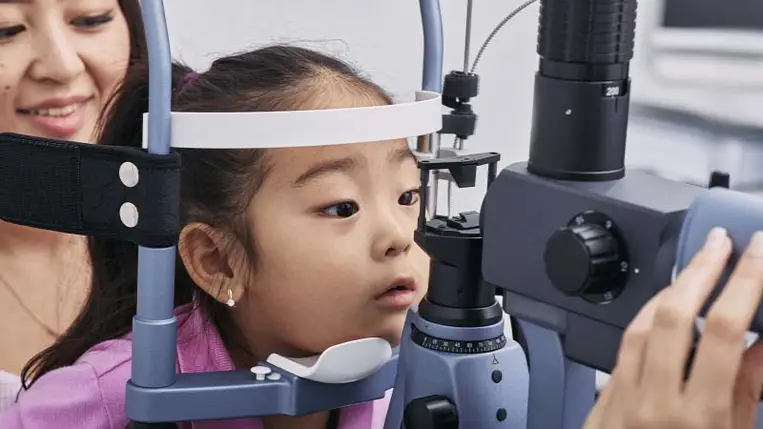 Sokat pislog a gyerek? Komoly bajt jelezhet