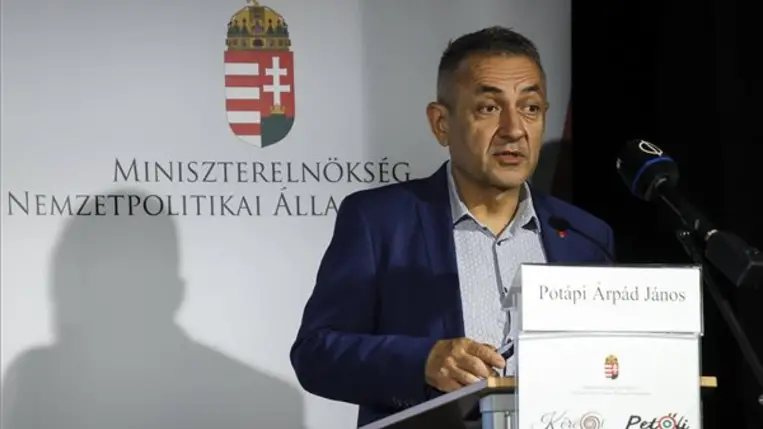 Potápi Árpád János, a Miniszterelnökség nemzetpolitikáért felelős államtitkára a Kőrösi Csoma Sándor-program és a Petőfi Sándor-program 2023/2024-es programszakaszának megnyitóján előadást tart a magyar nemzetpolitikáról Budapesten, az Aranytíz Kultúrházban 2023. szeptember 6-án. MTI/Hegedüs Róbert