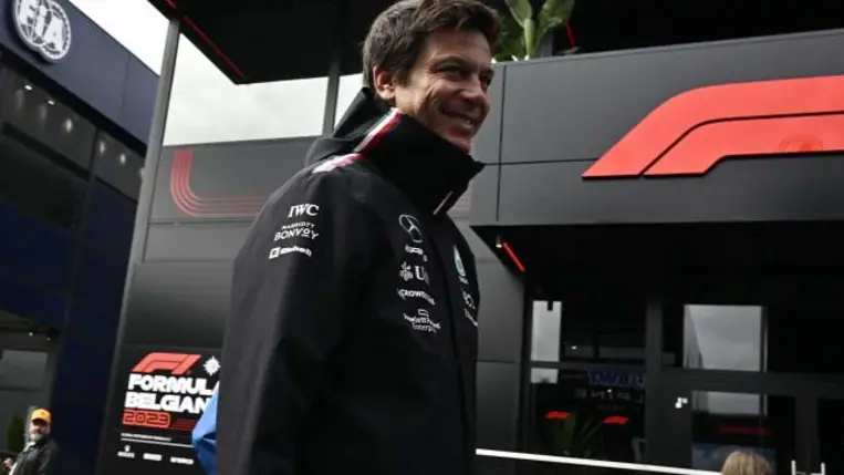 A Mercedes főnöke szerint csak egyféleképpen lehet legyőzni a Red Bullt