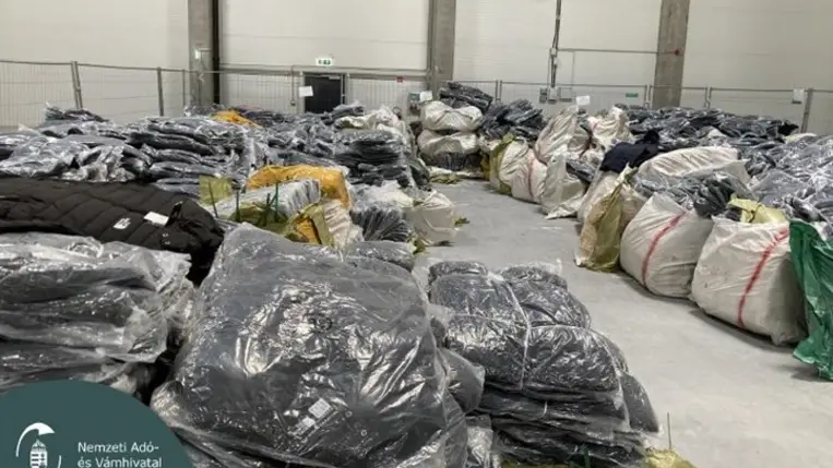 Milliárdos ruhafogás egy Szabolcs-Szatmár-Bereg Vármegyei raktárban. Fotó: NAV