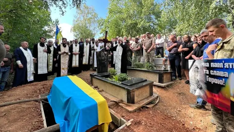 Kárpátalján végső búcsút vettek a háborúban elesett 21 éves határőrtől, Simon Olekszandrtól. Fotó: facebook