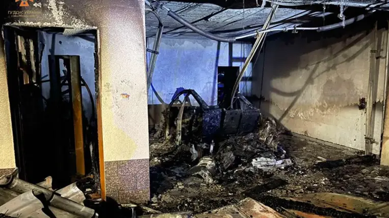 Kiégett egy 2020-as Audi Q7-es gépkocsi Kárpátalján. Fotó: DSZNSZ