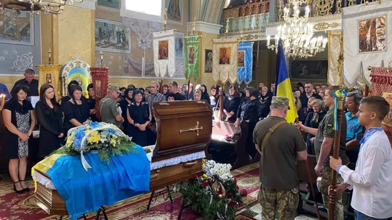 Kárpátalján végső búcsút vettek a beregszászi járási Varga Ivántól. Fotó: Beregkövesdi (Kamjanszke) kistérség