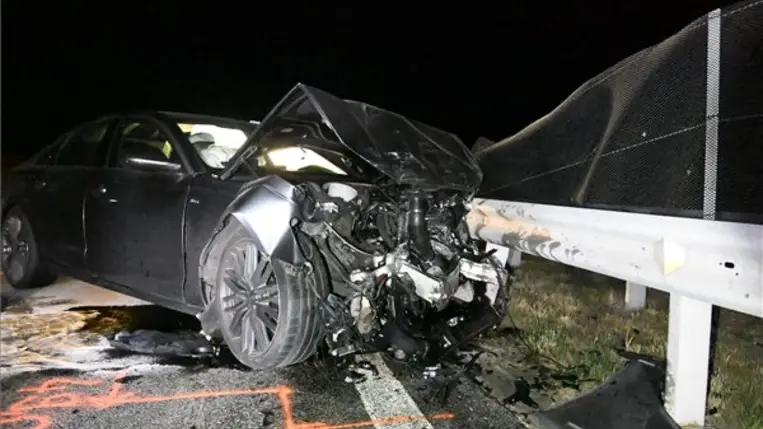 Ütközésben összetört személygépkocsi az M4-es autóúton az 53-as kilométernél 2023. október 4-én este. Az autó egy gyermekeket szállító autóbusznak ütközött, a buszon utazók közül senki sem sérült meg, a személyautó vezetője azonban a járműbe szorult. MTI/Mihádák Zoltán