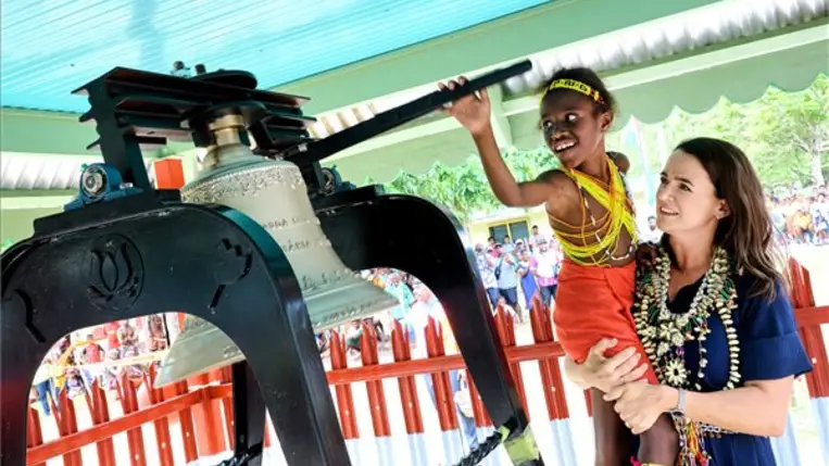 Novák Katalin köztársasági elnök a 100 éve Pápua Új-Guineában tevékenykedett Molnár Mária keresztény misszionárius emlékére állított, a Magyarországi Református Egyház által adományozott harang felavatásán Pityilu-szigeten 2023. október 26-án. MTI/Sándor-palota/Bartos Gyula