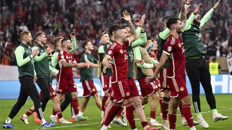 A magyar játékosok ünneplik győzelmüket a labdarúgó Európa-bajnoki selejtezők hetedik fordulójában, a G csoportban játszott Magyarország - Szerbia mérkőzés végén a Puskás Arénában 2023. október 14-én. A magyar válogatott 2-1-re győzött. MTI/Kovács Tamás