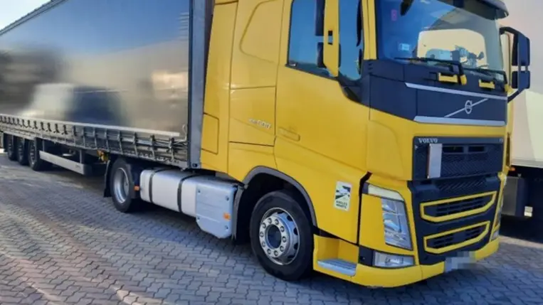 Egy ukrán honosságú tehergépjármű-szerelvény balesetveszélyes gumiabronccsal közlekedett az M3-as autópályán. Fotó: police.hu