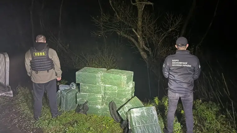 18 láda cigarettát akartak átcsempészni Romániába. Fotó: Ukrán Állami Határőrszolgálat