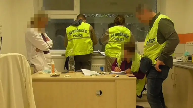 Hálapénz miatt vettek őrizetbe egy nyíregyházi főorvost és egy asszisztenst. Fotó: Police.hu
