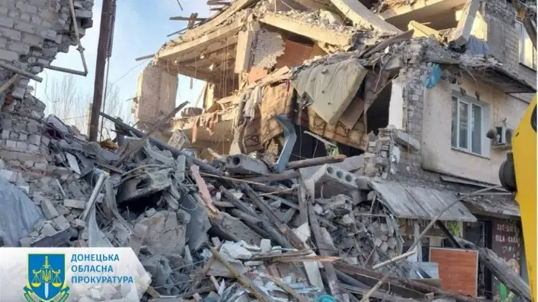 Orosz rakétacsapás ért egy többemeletes lakóházat Ukrajnában. Fotó: t.me/Donetsk_obl_prokuratura