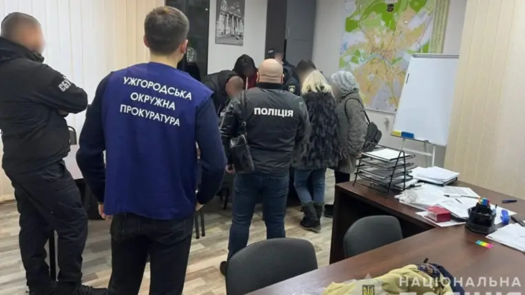 Ukrajna-Kárpátalja-korrupció Sikkasztás gyanúja miatt házkutatást tartottak az ungvári városi tanácsban és egyes tisztségviselők otthonában. Fotó: Nemzeti Rendőrség