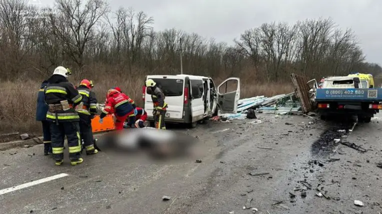 Hat halott és sok sérült: hármas karambol Ukrajnában. Fotó: DSZNSZ