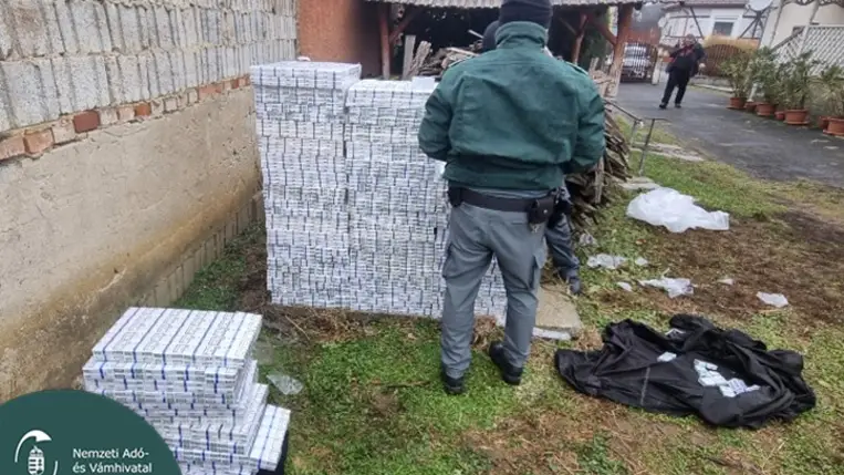 Közel huszonötezer doboz adózatlan cigarettát találtak a Nemzeti Adó- és Vámhivatal (NAV) pénzügyőrei . Fotó: NAV