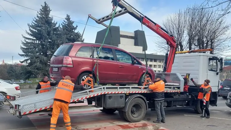 Elvontatják a szabálytalanul parkoló autókat Ungváron. Fotó: Діана Шух | Суспільне Ужгород