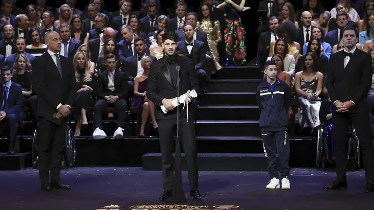 Szoboszlai Dominik, a Liverpool labdarúgója, a magyar válogatott csapatkapitánya beszél, miután átvette az Év férfi sportolója díjat az M4 Sport-Az Év Sportolója Gálán a Magyar Állami Operaházban 2024. január 8-án. Balról Schmidt Ádám sportért felelős államtitkár, jobbról Szalai Ádám, a labdarúgó-válogatott korábbi csapatkapitánya. MTI/Hegedüs Róbert