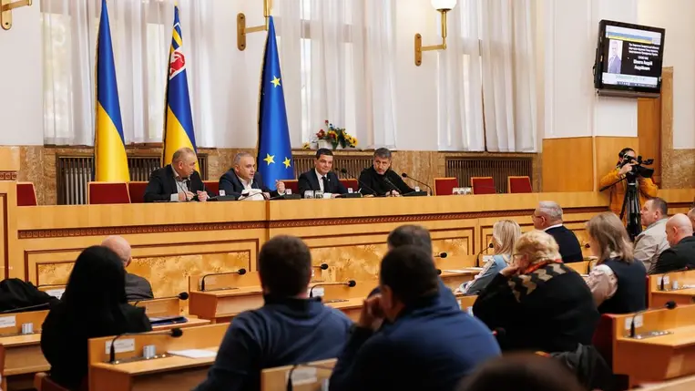 Soron kívüli ülést tartott a megyei tanács: egyhangúlag támogatták az ukrán elnök győzelmi tervét