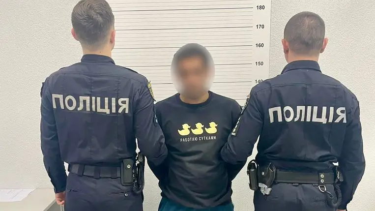 Mobiltelefont rabolt a nyílt utcán egy szürtei férfi Ungváron. Fotó: Nemzeti Rendőrség