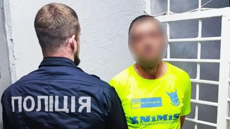 Kárpátalján a rendőrök őrizetbe vettek egy férfit, aki fegyverrel betört egy csapi üzletben és ingyen italt követelt. Fotó: Nemzeti Rendőrség