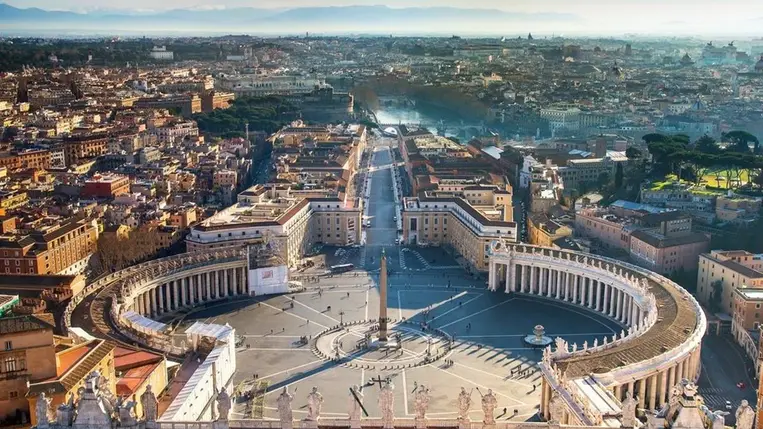 Késekkel felfegyverkezett bűnözőt fogtak el a Szent Péter téren