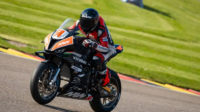 Berúgta az IDM ajtaját Görbe Soma, aki az első pole pozíció után az első futamgyőzelmét is megszerezte. Fotó: Racing Passion Photography - Damon Teerink