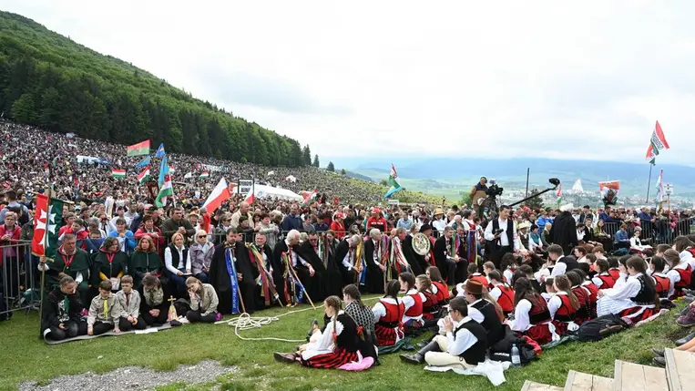 Zarándokok a csíksomlyói búcsú szentmiséjén a Kis- és Nagy-Somlyó-hegy közötti hegynyeregben, 2024. május 18-án. (Fotó: MTI/Kátai Edit)