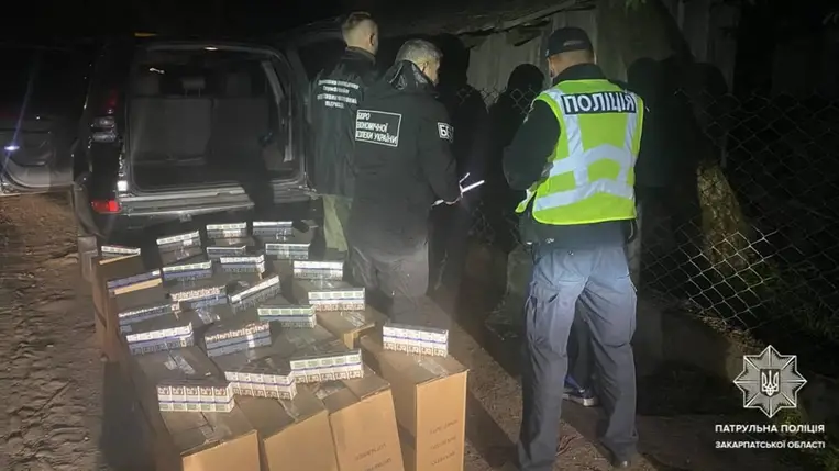 Több mint 10 ezer doboz cigarettát találtak egy gépkocsiban Kárpátalján. Fotó: Kárpátaljai Járőrszolgálat