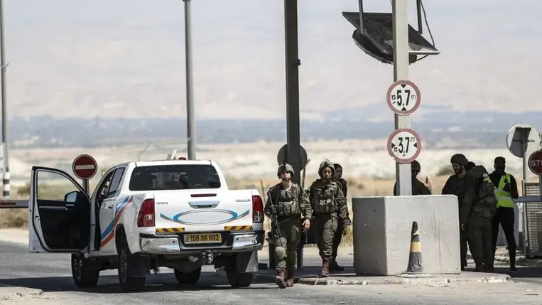 Az izraeli erők a helyszínen vizsgálódnak, miután egy teherautósofőr tüzet nyitott a Jordánia és Ciszjordánia közötti Allenby-hídnál 2024. szeptember 08-án Fotó: Anadolu via AFP
