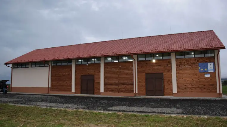 Pajtaszínházat avattak Mezőgecsében - Rombolás helyett építkezés. Fotó: Kárpátinfó/ Kovács Elemér