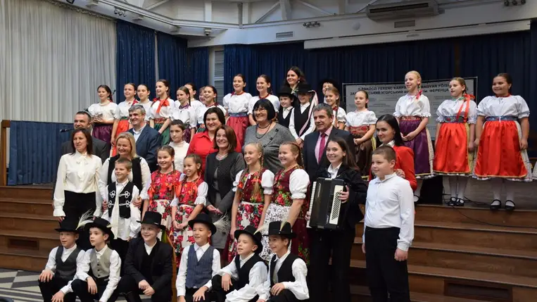 Hagyományőrző csoportok műsora a Rákóczi Főiskolán - A népi kultúra közöségteremtő műfajainak támogatása. Fotó: Kárpátinfó/ Kovács Elemér