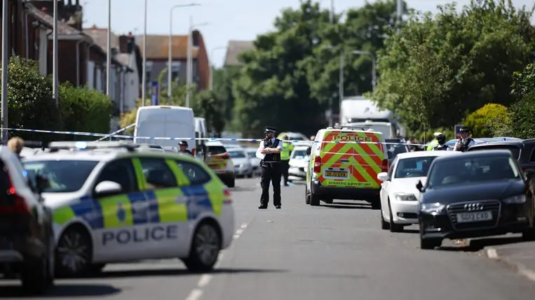 Rendőrök a feltételezett késelés helyszínén az angliai Southportban (Fotó: EPA/Adam Vaughan)