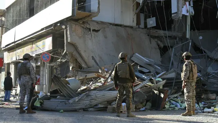 A biztonsági erők vizsgálják a károkat az Al-Qard Al-Hassan pénzügyi csoport egyik épületét célzó izraeli légicsapás helyszínén a keleti Baalbek városában, a Bekaa-völgyben 2024. október 21-én  Forrás: AFP  Fotó: Nidal SOLH