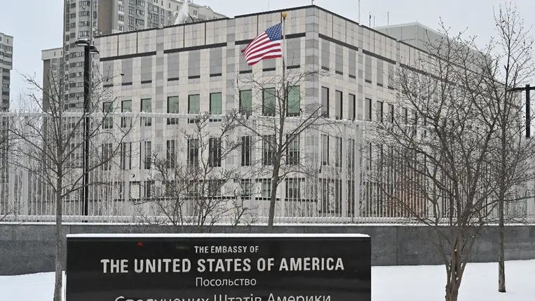 Az Egyesült Államok kijevi nagykövetsége 2022. január 24-én – Fotó: SERGEI SUPINSKY / AFP