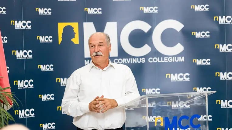 Berecz András felnőtteknek mesélt Beregszászon - Félbevágott pipafüst