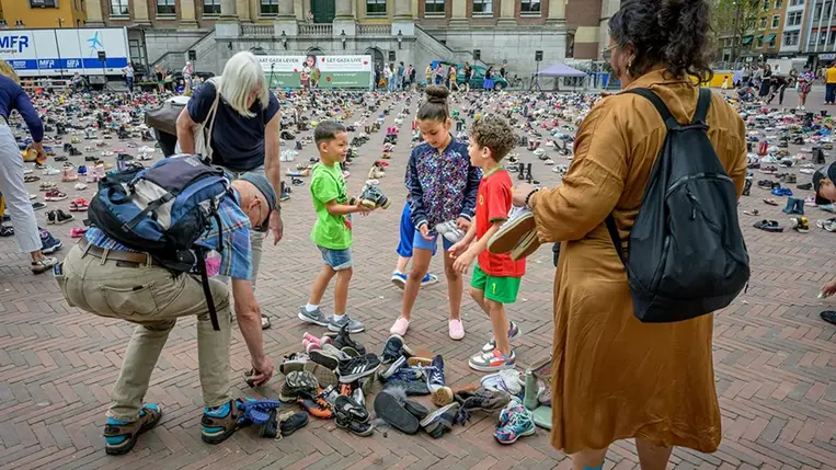 Több ezer gyerekcipővel emlékeztek Hollandiában a megölt gázai gyermekekre