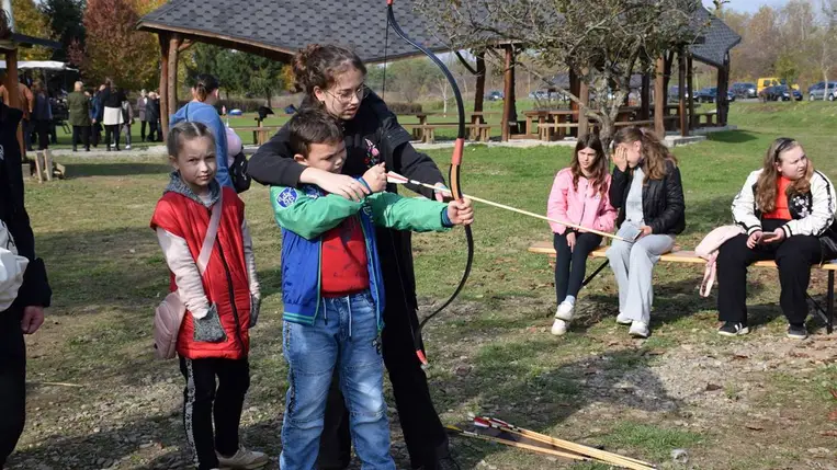Interaktív foglalkozások a Tiszacsomai Látogatóközpontban - Elődeink nyomdokain. Fotó: Kárpátinfó/ Kovács Elemér