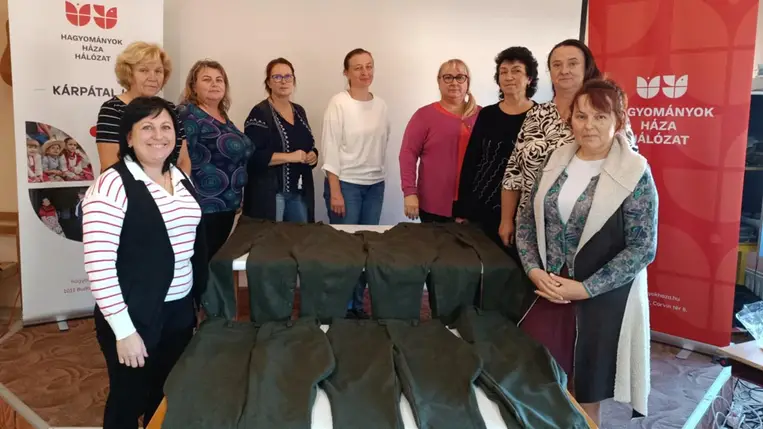Viseletvarró tanfolyam Péterfalván a Hagyományok Háza szervezésében - Az anyagismerettől a csizmanadrágig. Fotó: Kárpátinfó/ Kovács Erzsébet
