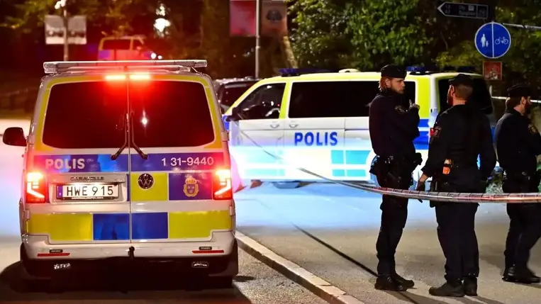 Svéd rendőrök az izraeli nagykövetség előtt Stockholmban (Fotó: EPA/Anders Wiklund)