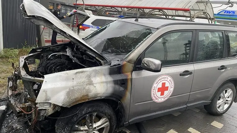 Felgyújtották a Vöröskereszt egyik járművét Ungváron