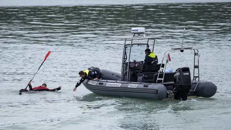 Vízből mentési gyakorlat a Balatonon a rendőrség szezonnyitó sajtótájékoztatója után Balatonfüred és Tihany között 2024. május 22-én (Fotó: MTI/Bodnár Boglárka)