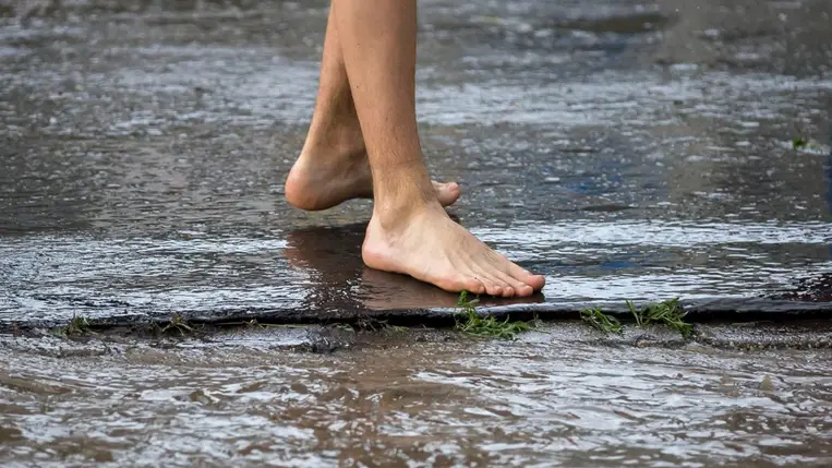 Egy holland férfi megdöntötte a mezítlábas gyaloglás világrekordját, már több mint 3400 kilométert tett meg