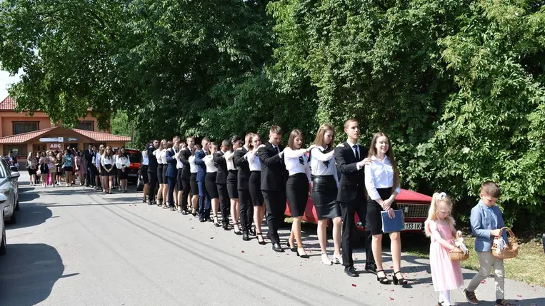 Ballagás a Péterfalvai Református Líceumban - „Emlékezz vissza az egész útra, amelyen vezetett Istened!”  